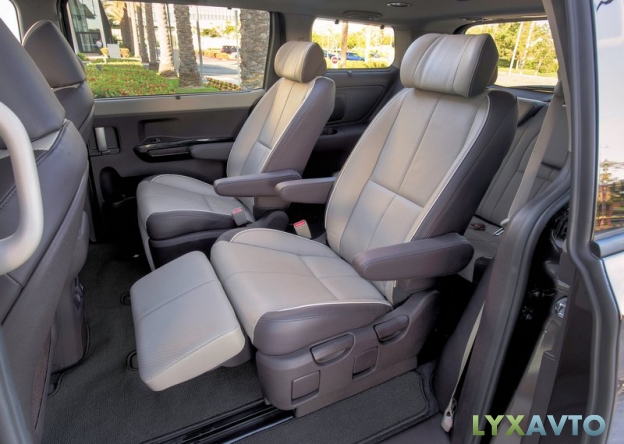 Фото комфортных сидений для пасажиров Kia Carnival 2014