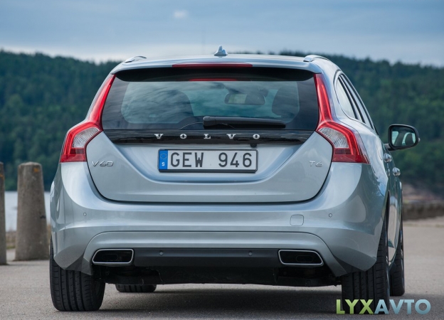 Фото Volvo V60 2015 2016 сзади