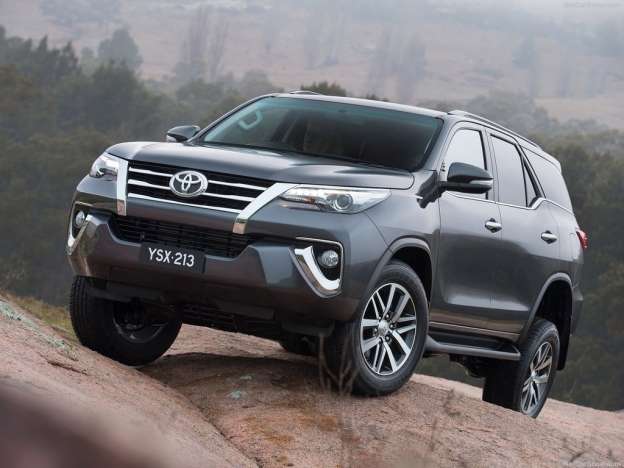 Фото нового Toyota Fortuner 2016-2017